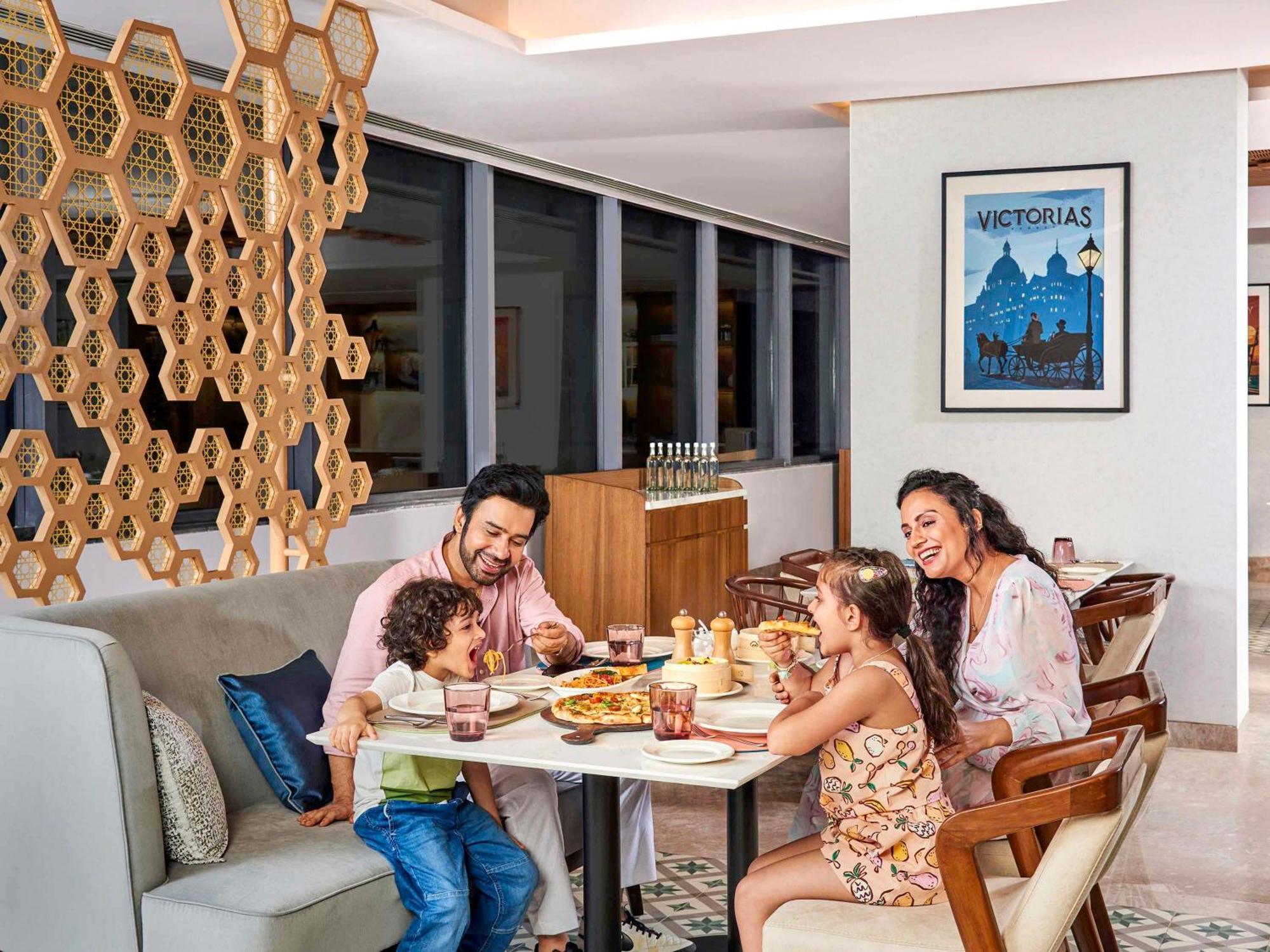 Novotel Mumbai International Airport Bombaim Exterior foto Family dining at the hotel