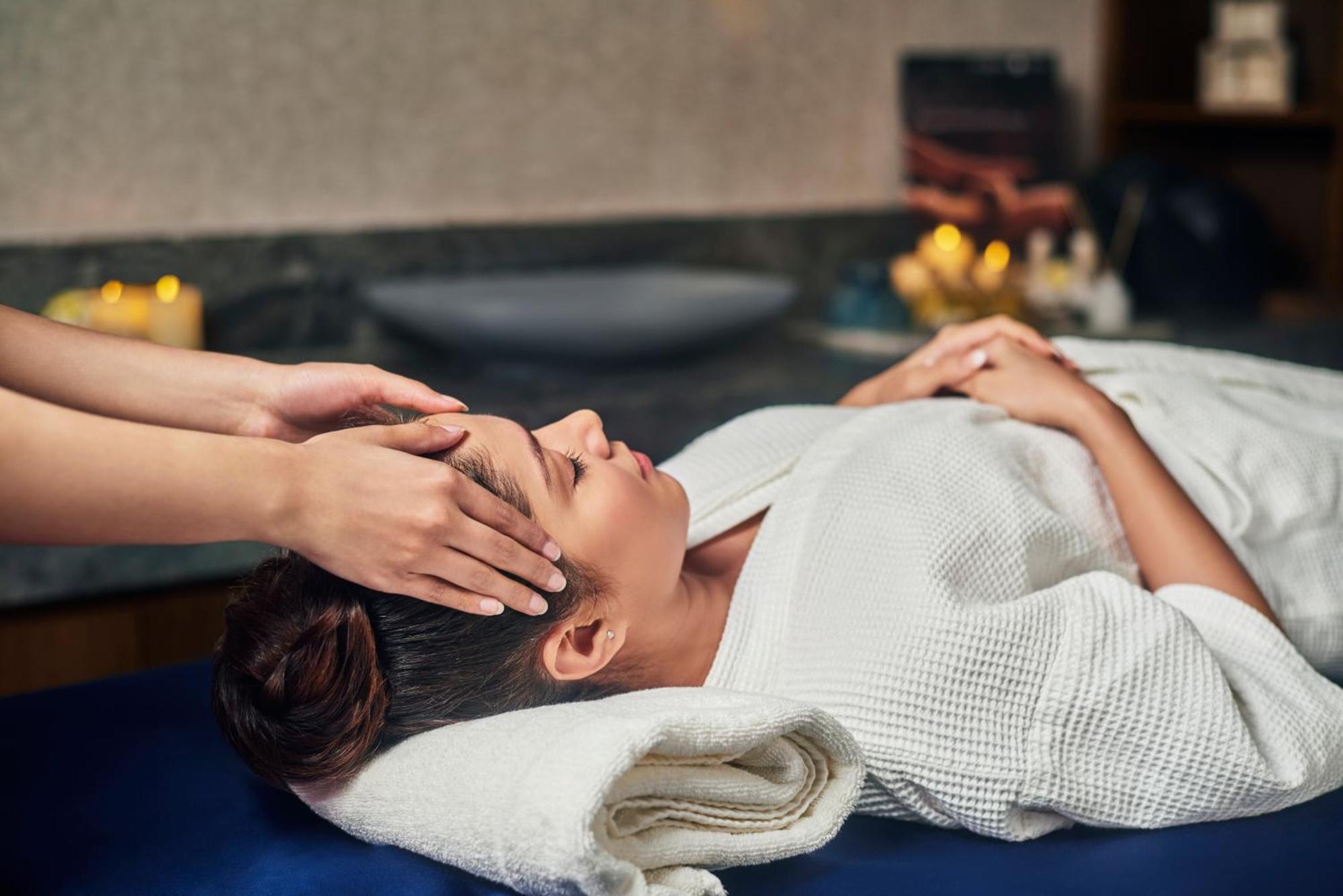 Novotel Mumbai International Airport Bombaim Exterior foto A woman receiving a head massage
