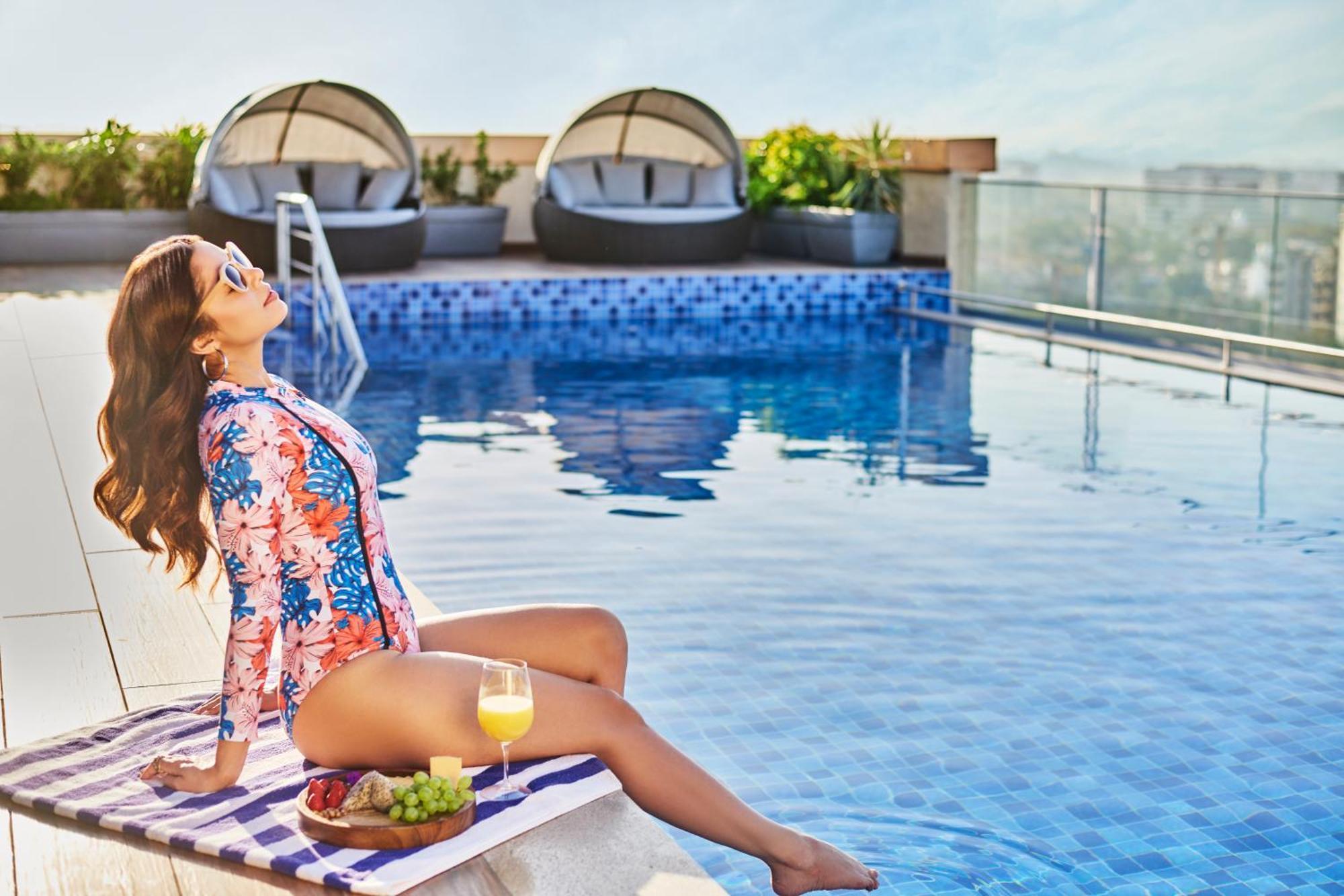 Novotel Mumbai International Airport Bombaim Exterior foto Rooftop pool at the hotel