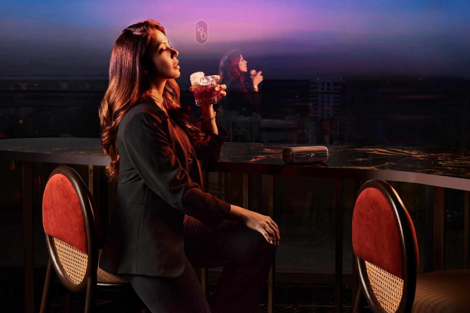 Novotel Mumbai International Airport Bombaim Exterior foto A woman smoking hookah