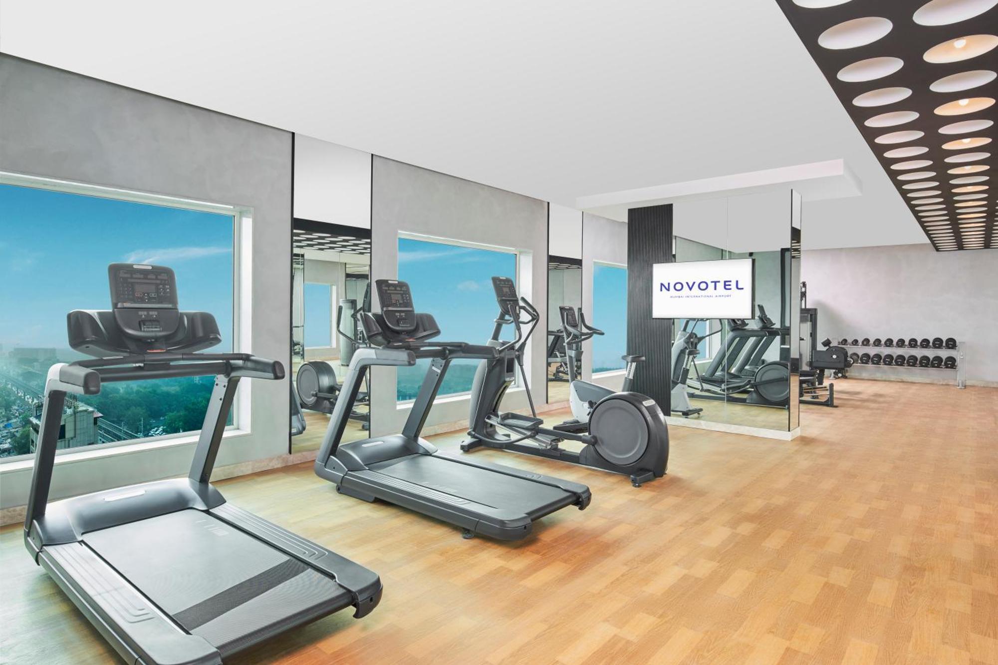 Novotel Mumbai International Airport Bombaim Exterior foto A typical gym at a Novotel hotel