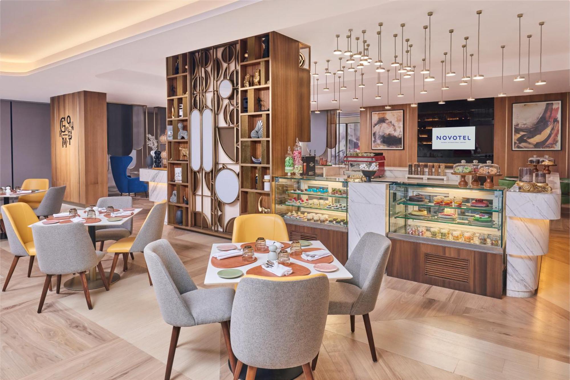 Novotel Mumbai International Airport Bombaim Exterior foto The restaurant at Novotel London West