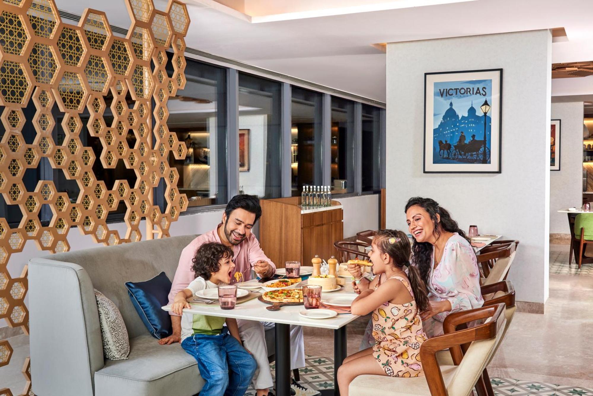 Novotel Mumbai International Airport Bombaim Exterior foto Family dining at the hotel