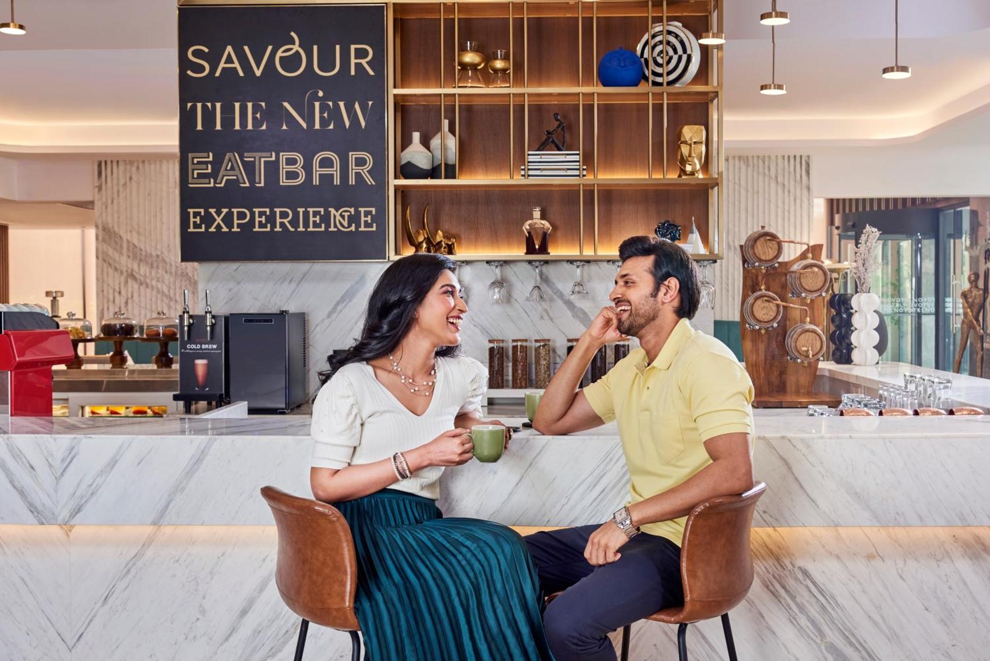 Novotel Mumbai International Airport Bombaim Exterior foto The New Eat Bar Experience
