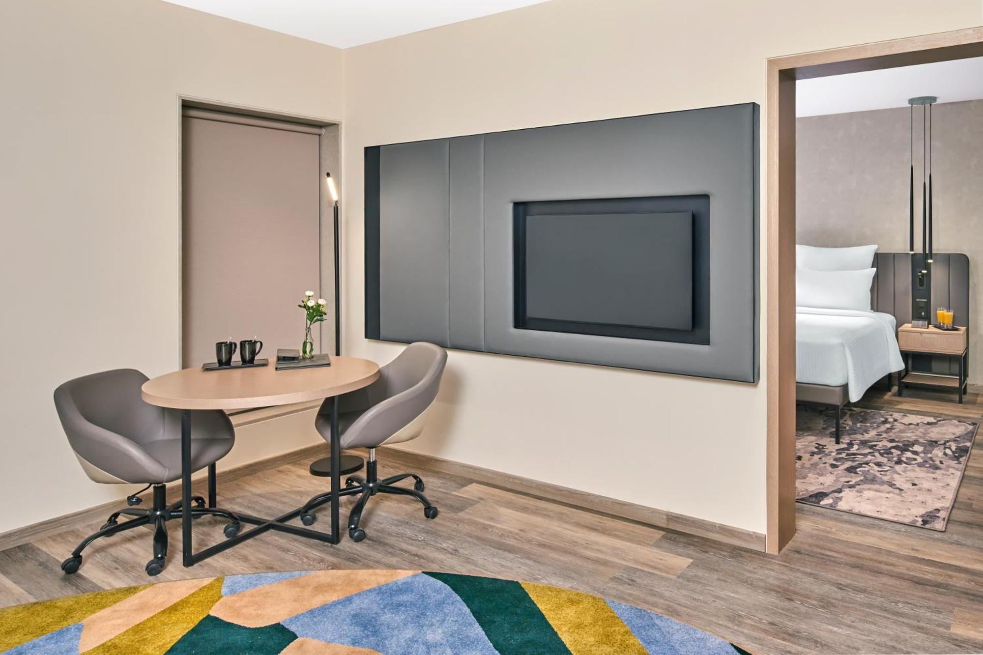 Novotel Mumbai International Airport Bombaim Exterior foto A room at the hotel