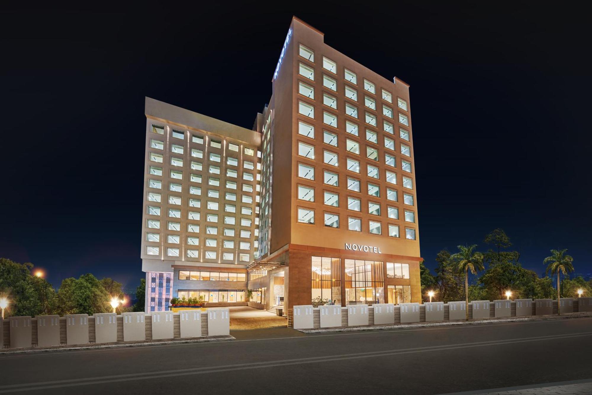 Novotel Mumbai International Airport Bombaim Exterior foto The hotel at night